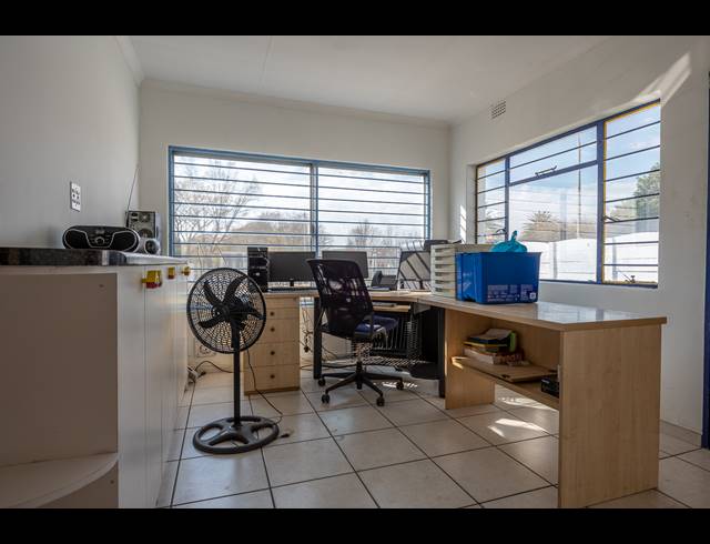 600M² BUILDING FOR SALE IN HURLYVALE